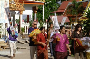 Wat Luang holy procession